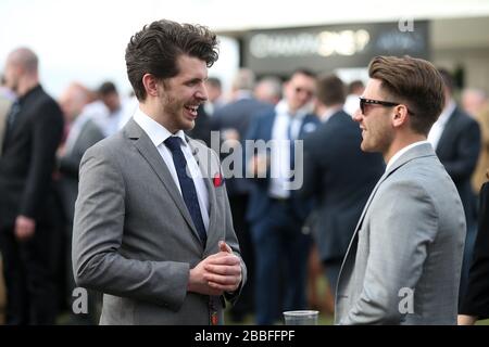 Les amateurs de course s'imprégnent de l'atmosphère de l'hippodrome d'Epsom Downs le Derby Day Banque D'Images