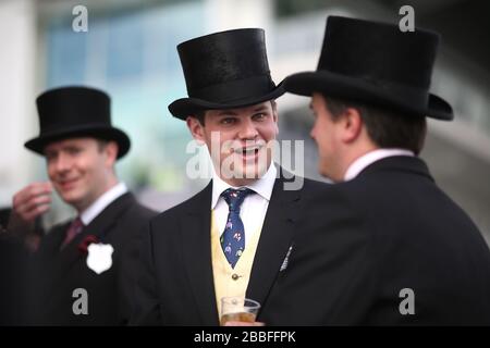 Les amateurs de course s'imprégnent de l'atmosphère de l'hippodrome d'Epsom Downs le Derby Day Banque D'Images