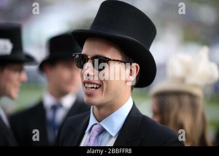 Les amateurs de course s'imprégnent de l'atmosphère de l'hippodrome d'Epsom Downs le Derby Day Banque D'Images