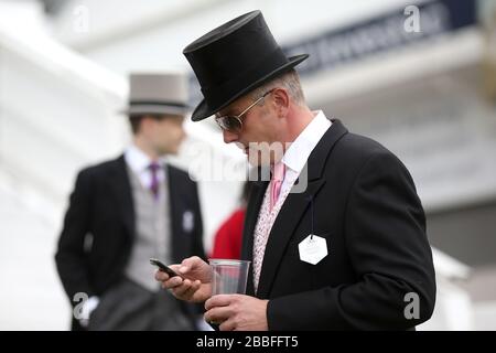 Les amateurs de course s'imprégnent de l'atmosphère de l'hippodrome d'Epsom Downs le Derby Day Banque D'Images