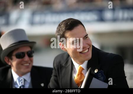 Les amateurs de course s'imprégnent de l'atmosphère de l'hippodrome d'Epsom Downs le Derby Day Banque D'Images