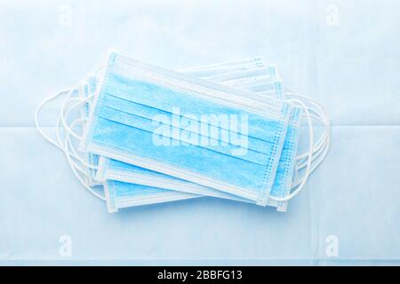 Masque médical, masques de protection médicale sur fond bleu. Protection contre le coronovirus Covid-19. Le masque chirurgical jetable couvre la bouche et le nez Banque D'Images