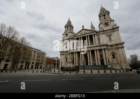 Londres, Royaume-Uni. 31 mars 2020. COVID-19 Pandemic a fermé des magasins autour de la cathédrale St Pauls et à proximité avec des rues presque vides ou vides. Crédit : 24/Alay Live News Banque D'Images