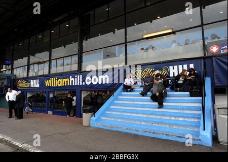 Racegoers à l'hippodrome de Wimbledon lors de la réunion de William Hill Derby. Banque D'Images