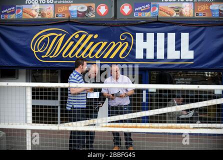 Racegoers à l'hippodrome de Wimbledon lors de la réunion de William Hill Derby. Banque D'Images