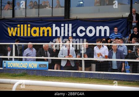 Racegoers à l'hippodrome de Wimbledon lors de la réunion de William Hill Derby. Banque D'Images