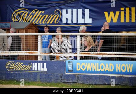 Racegoers à l'hippodrome de Wimbledon lors de la réunion de William Hill Derby. Banque D'Images