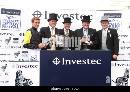 Jockey Richard Hughes (à gauche) et entraîneur Richard Hannon jnr avec le trophée après la victoire de Thunder Strike dans les prises de Woodcote Investec Banque D'Images