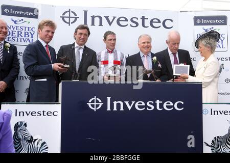 Présentation des gagnants pour Investec Oaks, y compris le formateur Ralph Beckett (à l'extrême gauche) et le jockey Richard Hughes (au centre) Banque D'Images