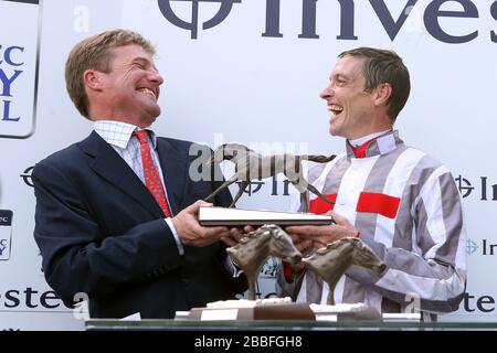 Jockey Richard Hughes (à droite) et l'entraîneur Ralph Beckett (à gauche) célèbrent avec le trophée après avoir remporté le Investec Oaks avec talent Banque D'Images