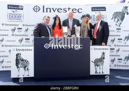 Présentation des gagnants pour les prises Investec Diomed avec le formateur John Gosden (centre) après avoir remporté avec grégorien Banque D'Images