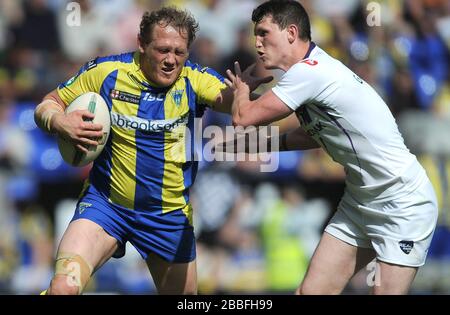 Ashley Gibson (à droite), de Salford City Reds, s'attaque à Ben Westwood, de Warrington Wolves. Banque D'Images