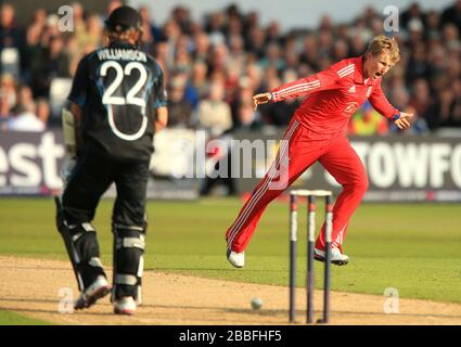 Joe Root, l'Angleterre, célèbre le wiling de Kane Williamson, en Nouvelle-Zélande Banque D'Images