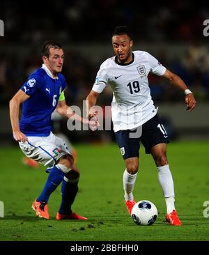 Le Nathan Redmond d'Angleterre passe devant Luca Caldirola d'Italie Banque D'Images