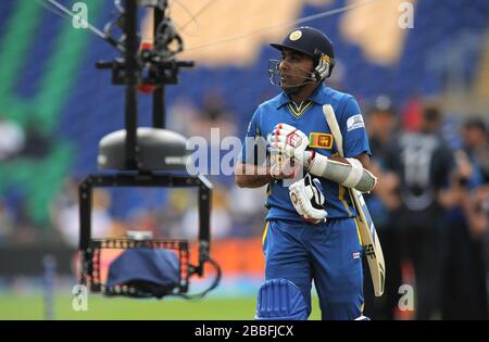 Mahela Jayawardene, de Sri Lanka, semble déjecté alors qu'il quitte le terrain de jeu après avoir perdu son cricket lors du match du trophée des Champions de l'ICC au stade SWALEC, à Cardiff. Banque D'Images