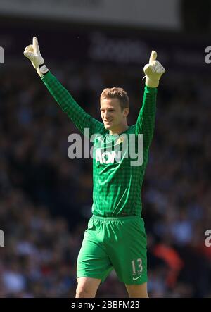 Anders Lindegaard, gardien de but de Manchester United, célèbre Alexander Buttner, coéquipier qui a marqué son troisième but Banque D'Images