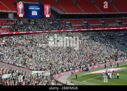 Les joueurs de Yeovil Town célèbrent devant leurs fans Banque D'Images