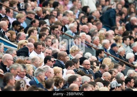 Le propriétaire de Newcastle United, Mike Ashley (à gauche), regarde les stands Banque D'Images