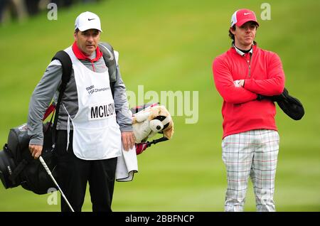 Rory McIlroy (à droite) et Caddy JP Fitzgerald d'Irlande du Nord au cours du premier jour du championnat BMW PGA 2013, au club de golf Wentworth. Banque D'Images