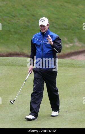 Marc Warren, de l'Écosse, reconnaît la foule lors du deuxième jour du championnat BMW PGA 2013, au club de golf Wentworth. Banque D'Images