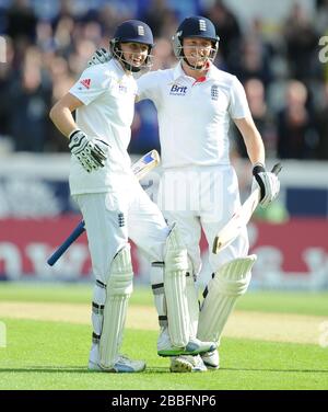 Joe Root (à gauche) célèbre ses 100 avec son coéquipier Jonny Bairstow contre la Nouvelle-Zélande lors du deuxième match test Investec à Headingley, Leeds. Banque D'Images