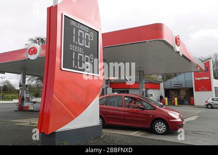 Le prix de l'essence affiché à une fraction d'un penny de plus de 1 £/litre à la station de remplissage de Moran à Ballykelly, comté de Londonderry, comme les effets du ralentissement économique causé par le coronavirus pèse sur les prix mondiaux du pétrole. Banque D'Images