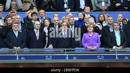 (De gauche à droite) le vice-président du CIO, Thomas Bach, le président du CIO, Jacques Rogge, le président de l'UEFA, Michel Platini, la chancelière allemande, Angela Merkel, et le président allemand de la fédération de football, Wolfgang Niersbach Banque D'Images