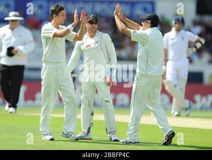 La gauche de Trent Boult, en Nouvelle-Zélande, célèbre le wicket de Steven Finn, en Angleterre Banque D'Images