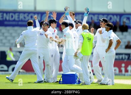 Graeme Swann, de l'Angleterre, et l'équipe d'Angleterre célèbrent le cricket de Kane Williamson, de Nouvelle-Zélande, lors du deuxième match test Investec à Headingley, Leeds. Banque D'Images