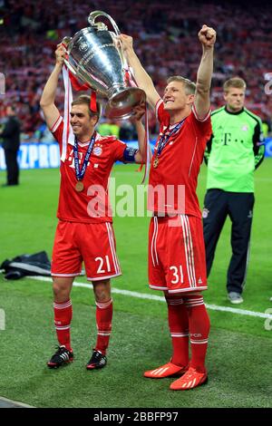 Le Bayern de Munich Philipp Lahm et Bastian Schweinseiger (à droite) célèbrent avec le trophée de la Ligue des Champions de l'UEFA Banque D'Images