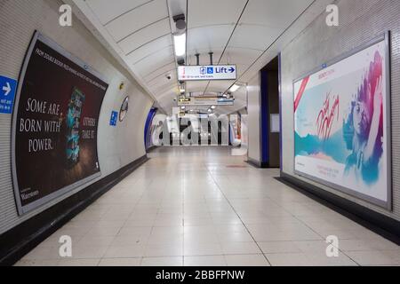 Le réseau souterrain de Londres normalement occupé est vide pendant l'éclosion de COVID-19. Mars 2020 Banque D'Images