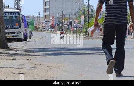 Beawar, Inde. 29 mars 2020. Un homme indien marche pour acheter des provisions lors d'un verrouillage national imposé à la suite de la pandémie de coronavirus à Beawar. (Photo de Sumit Saraswat/Pacific Press) crédit: Pacific Press Agency/Alay Live News Banque D'Images