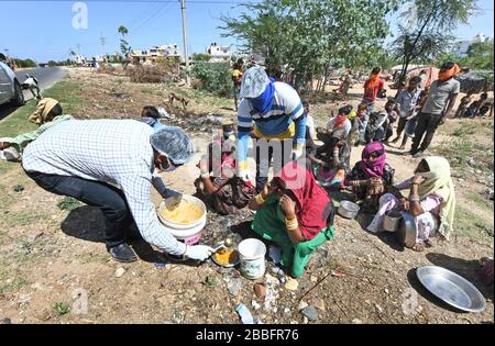 Beawar, Inde. 29 mars 2020. Les bénévoles distribuent de la nourriture parmi les pauvres dans une région de taudis lors d'un verrouillage national imposé à la suite de la pandémie de coronavirus à Beawar. (Photo de Sumit Saraswat/Pacific Press) crédit: Pacific Press Agency/Alay Live News Banque D'Images