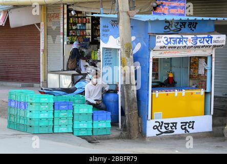 Beawar, Inde. 29 mars 2020. Le commerçant attend les clients sur un marché lors d'un verrouillage national imposé à la suite d'une pandémie de coronavirus à Beawar. (Photo de Sumit Saraswat/Pacific Press) crédit: Pacific Press Agency/Alay Live News Banque D'Images