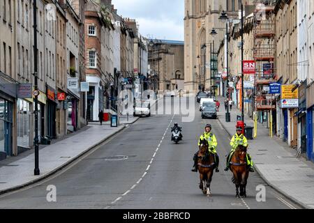 31.03.20. Pandémie de coronavirus, Bristol. Des policiers montés patrouillent sur Park Street à Bristol, alors que les restrictions gouvernementales britanniques continuent d'essayer Banque D'Images