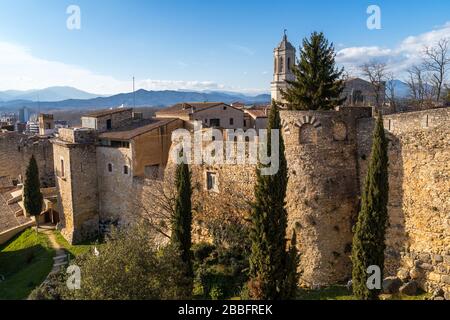 Gerona, Espagne - 28 janvier 2020: Paysage de la cité médiévale Gerona avec clocher de la cathédrale Santa Maria en arrière-plan, Catalogne, Espagne. Banque D'Images