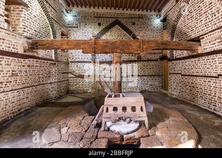 Vue avant de l'ancien moulin rotatif Fleur était autrefois pivoté par la puissance animale, connu sous le nom d'Abu Shaheen Mill avec des murs en briques noires et rouges, situé à côté de la maison historique El Amasaly, Rosetta ville, Egypte Banque D'Images