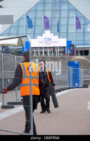 Londres, Royaume-Uni. 31 mars 2020. Excel, hôpital NHS Nightingale, construction en cours, alors que le nouvel hôpital se prépare à traiter les patients de Covid-19 "dans les jours". Des efforts sont déployés pour s'assurer que l'hôpital NHS Nightingale peut ouvrir cette semaine. Crédit : Michelle Sadgrove/Alay Live News Banque D'Images