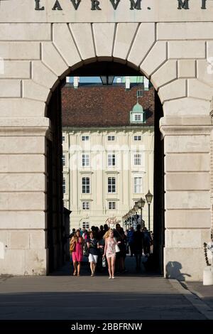 Les gens passent par Aeusseres Burgtor, porte extérieure du palais Hofburg depuis Heldenplatz, Vienne, Autriche Banque D'Images