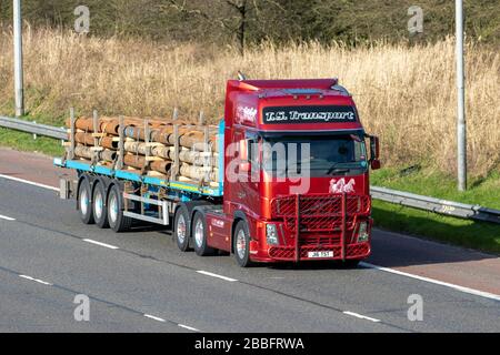 T S Transport (Scotland) Ltd. 2005 Red Volvo FH; camions de livraison Haulage, camion, transport, camion, transporteur de fret, véhicule, transport commercial européen, industrie, M61 à Manchester, Royaume-Uni Banque D'Images