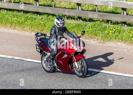 Honda VFR Motorbike Rider ; deux roues de transport, motocyclettes, véhicule, routes, motos rouges, motocyclettes de vélo à moteur sur l'autoroute   Chorley, Royaume-Uni Banque D'Images