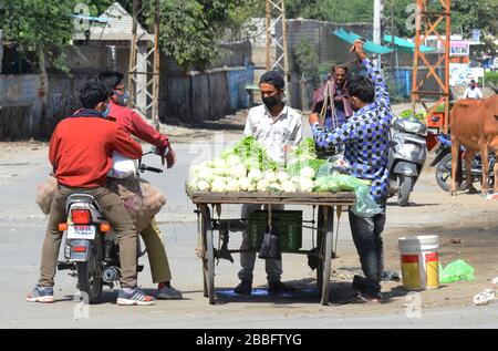 Beawar, Inde. 29 mars 2020. Un vendeur vendant des légumes près d'un marché fermé lors d'un verrouillage national imposé à la suite d'une pandémie de coronavirus à Beawar, en Inde, le 29 mars 2020. (Photo de Sumit Saraswat/Pacific Press/Sipa USA) crédit: SIPA USA/Alay Live News Banque D'Images