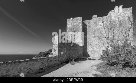 La belle Rocca Aldobrandesca de Talamone, Grosseto, Toscane, Italie, sur une belle journée ensoleillée, en noir et blanc Banque D'Images