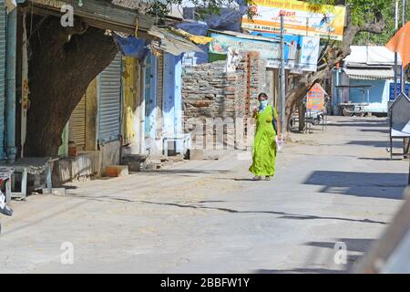 Beawar, Inde. 29 mars 2020. Une femme indienne marche pour acheter des produits alimentaires lors d'un verrouillage national imposé à la suite d'une pandémie de coronavirus à Beawar, en Inde, le 29 mars 2020. (Photo de Sumit Saraswat/Pacific Press/Sipa USA) crédit: SIPA USA/Alay Live News Banque D'Images