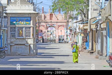 Beawar, Inde. 29 mars 2020. Une femme indienne marche pour acheter des produits alimentaires lors d'un verrouillage national imposé à la suite d'une pandémie de coronavirus à Beawar, en Inde, le 29 mars 2020. (Photo de Sumit Saraswat/Pacific Press/Sipa USA) crédit: SIPA USA/Alay Live News Banque D'Images