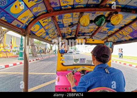 Les tuk-tuks sont des véhicules ouverts à trois roues qui sont populaires dans les villes thaïlandaises. À l'intérieur d'un tuk tuk à Bangkok, Thaïlande - 20 janvier 2020 Banque D'Images