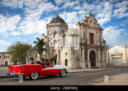 LA HAVANE, CUBA - 30 MARS 2017 : voiture américaine convertible des années 50 en voiture près de l'église de San Francisco de Paula à la Havane, Cuba Banque D'Images