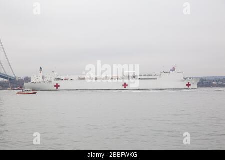 New York, NY, États-Unis. 30 mars 2020. USNS Comfort traverse sous le pont Verrazzano à Brooklyn et vers pour USNS Comfort arrive à New York pour aider l'hôpital avec des patients non-Coronavirus, New York, NY 30 mars 2020. Crédit : Mark Doyle/Everett Collection/Alay Live News Banque D'Images