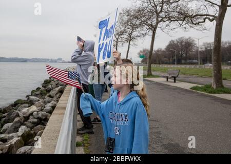 New York, NY, États-Unis. 30 mars 2020. USNS Comfort traverse sous le pont Verrazzano à Brooklyn et vers pour USNS Comfort arrive à New York pour aider l'hôpital avec des patients non-Coronavirus, New York, NY 30 mars 2020. Crédit : Mark Doyle/Everett Collection/Alay Live News Banque D'Images