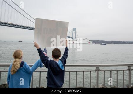 New York, NY, États-Unis. 30 mars 2020. USNS Comfort traverse sous le pont Verrazzano à Brooklyn et vers pour USNS Comfort arrive à New York pour aider l'hôpital avec des patients non-Coronavirus, New York, NY 30 mars 2020. Crédit : Mark Doyle/Everett Collection/Alay Live News Banque D'Images